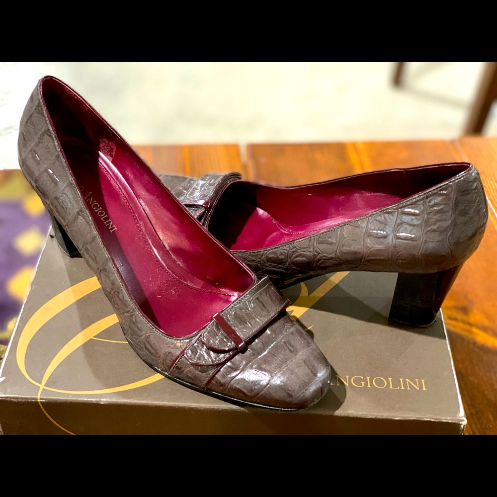 Enzo Angliolini gray pumps with burgandy detail